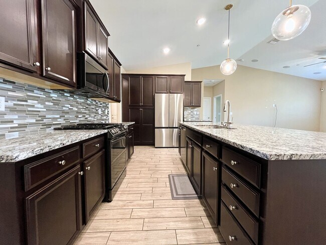 Foto del edificio - Stunning Luxury Home for Rent in Shafter