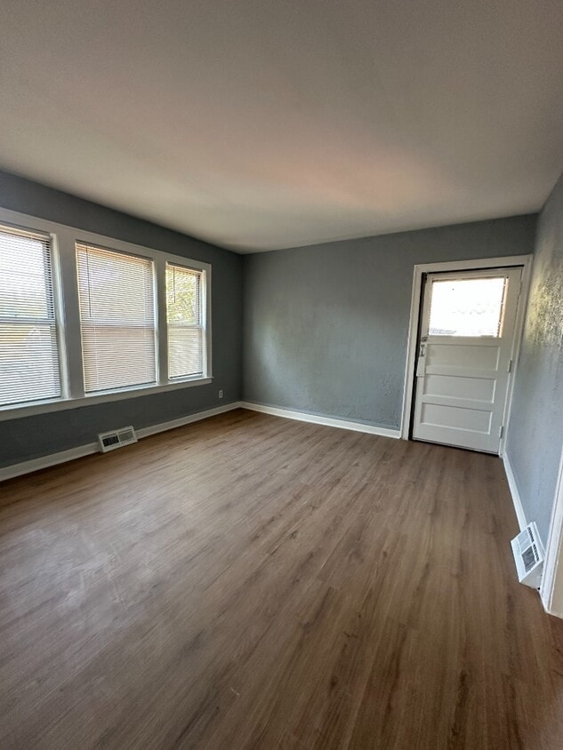 Foto principal - Freshly updated 3BR/1BA apartment in South...