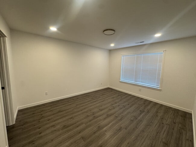 Building Photo - 4925 42nd Ln SE