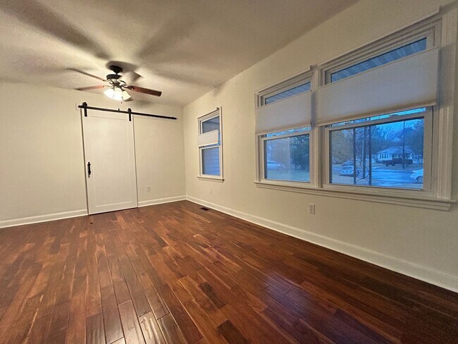 Foto del edificio - Welcome to this charming home in the desirable cul-de-sac of Hampton, VA. "ASK ABOUT OUR ZERO DEP...