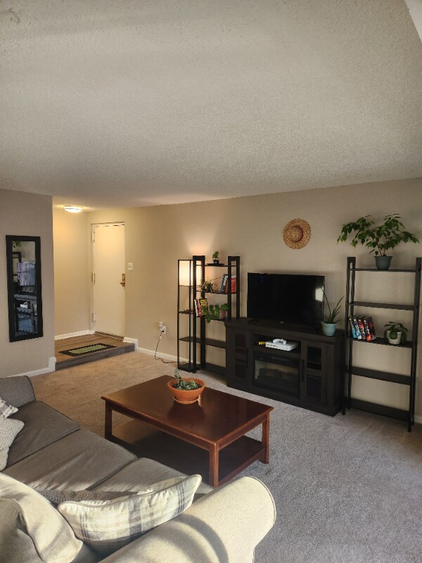 Foto del edificio - 10210 Bushman Dr