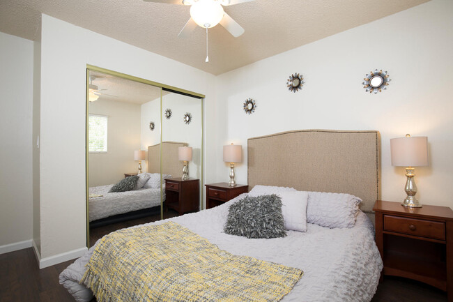 Foto del edificio - 906 Dainty Avenue