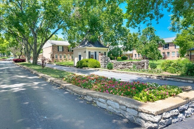 Building Photo - Fantastic 1BR/1BA condo in the desirable Georgetown Condominiums in the heart of Green Hills!