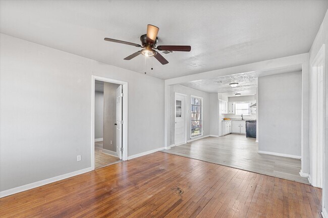 Building Photo - 833 Dutch St