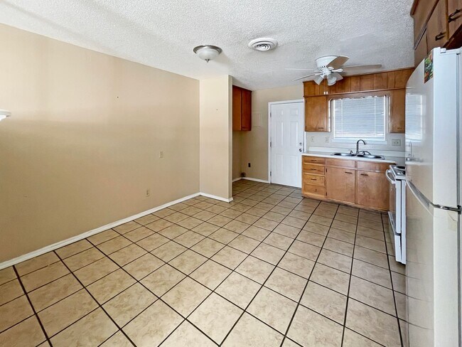 Building Photo - 614 E Sunset Dr