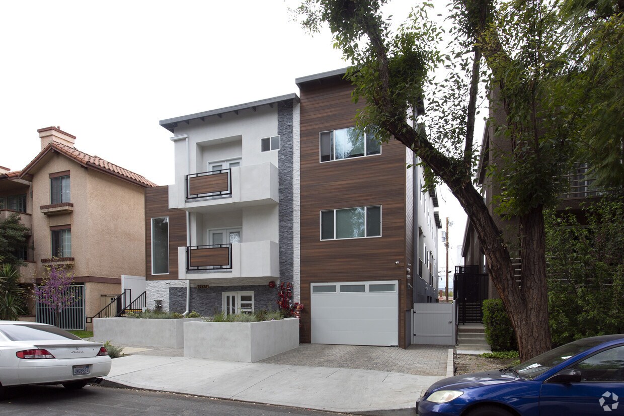 Primary Photo - 22425 Del Valle St