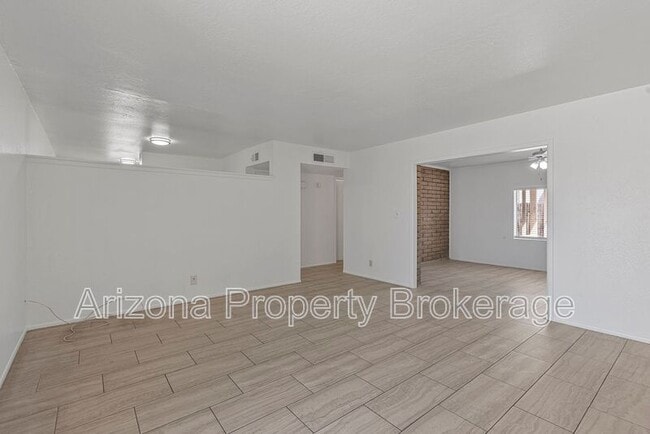 Building Photo - 1230 E Jarvis Ave