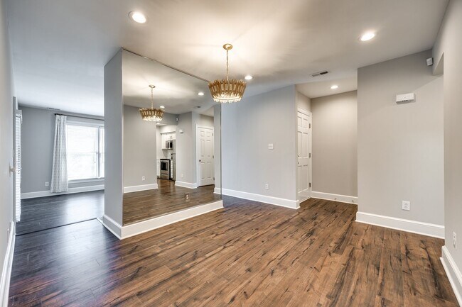 Building Photo - Hard to find Myers Park 2 bed 2 bath 1st floor Gem!