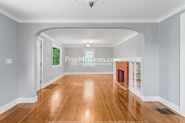 Building Photo - Classic Portland Charmer with Yard & Garag...