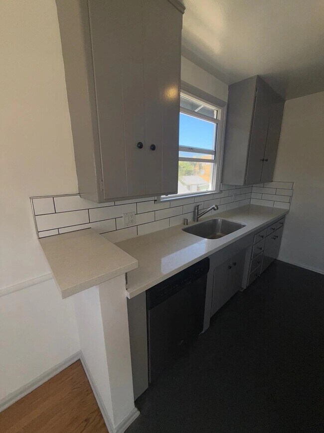 Foto del edificio - 6127 Romaine St