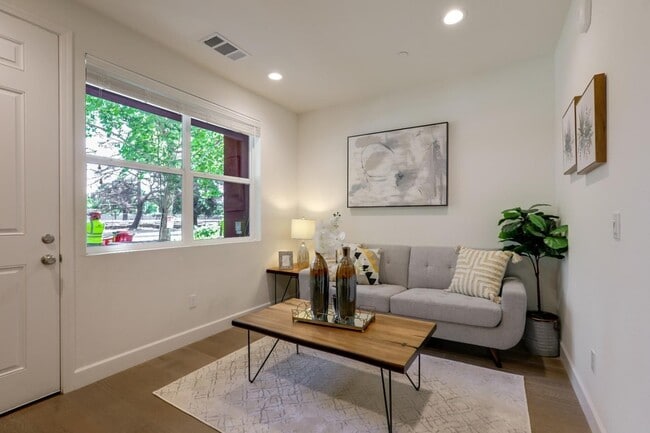 Building Photo - 5513 Great Oaks Pky