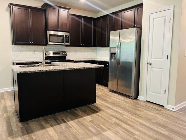Foto del edificio - Beautiful 3 bedroom, 2.5 bathroom townhome...
