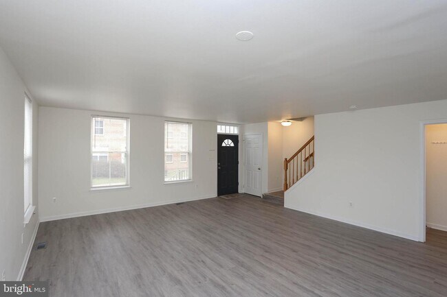Building Photo - 648 W Hoffman St