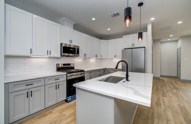 Building Photo - 837 S Victory Dr