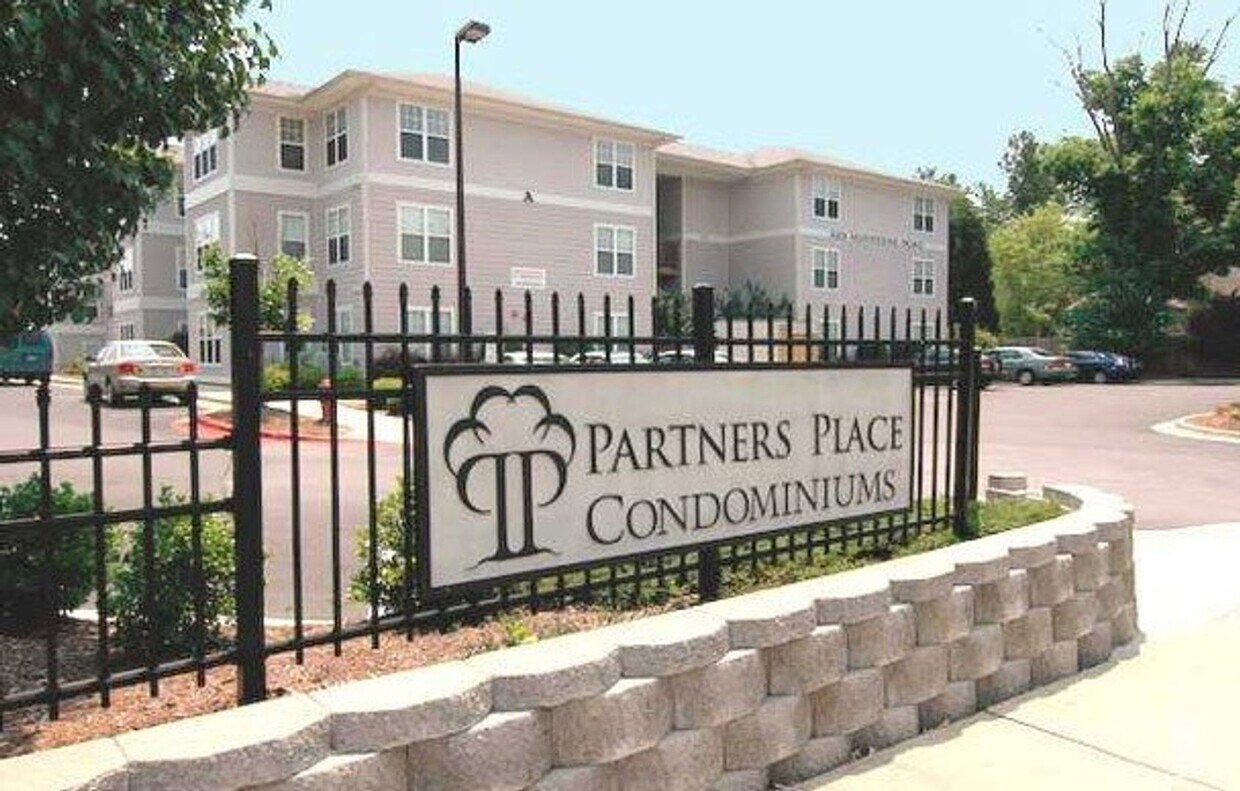Foto principal - 3 Bedroom, 3 Bath condo! Walking distance ...