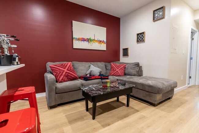 Foto del edificio - Nearly New Two Bedroom Near H Street