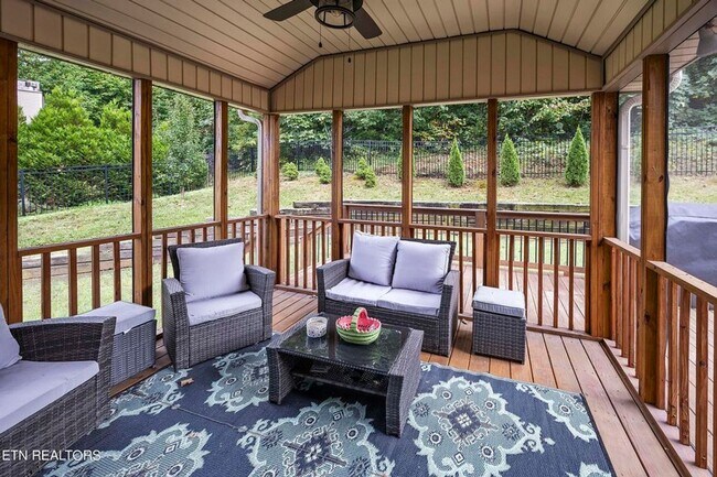 Building Photo - Luxury 5 Bedroom West Knox Home