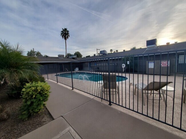 Building Photo - Charming 2 bedroom close to ASU!!!  Pool, ...