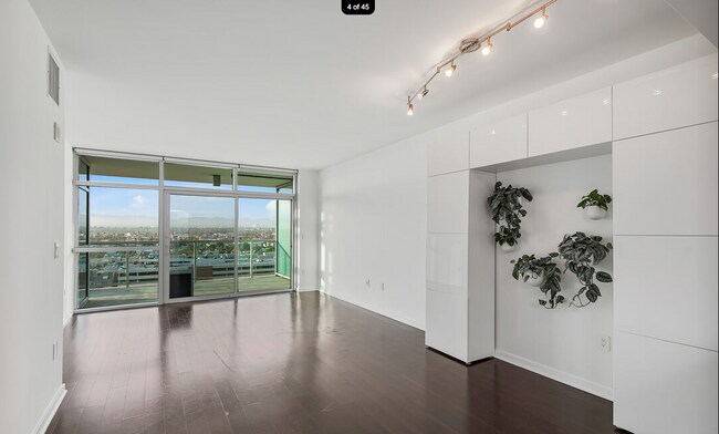Building Photo - 13700 Marina Pointe Dr
