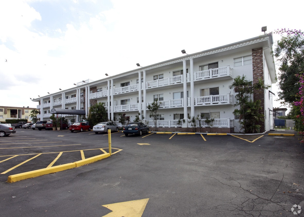 Colonial Park Apartments in Hialeah, FL
