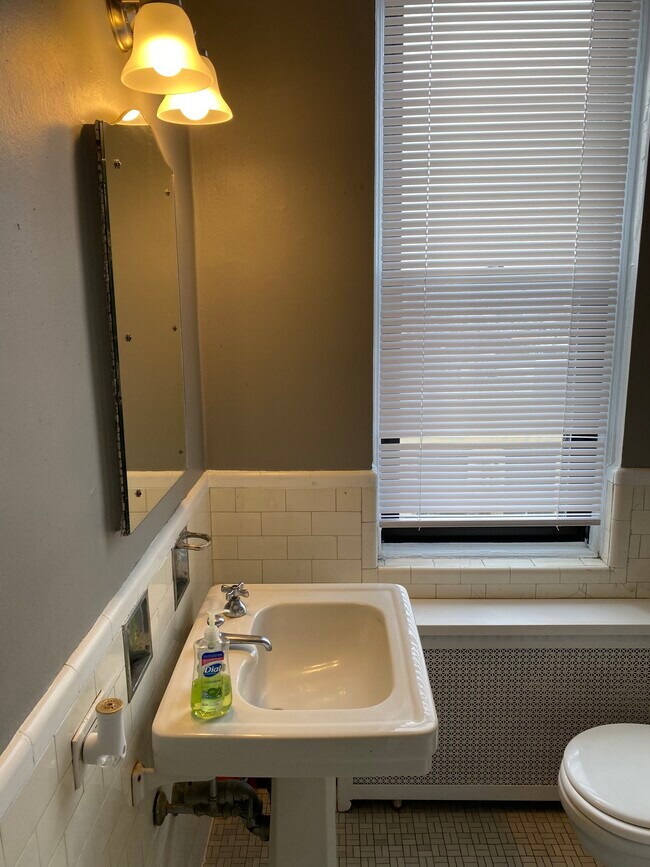 Bathroom - 2000 N Lincoln Park W