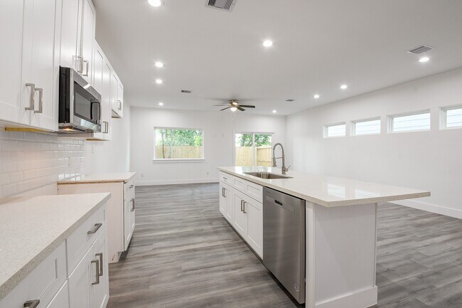 Building Photo - 4438 Aledo St