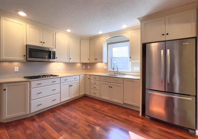 Foto del edificio - 2425 Idlewild Dr