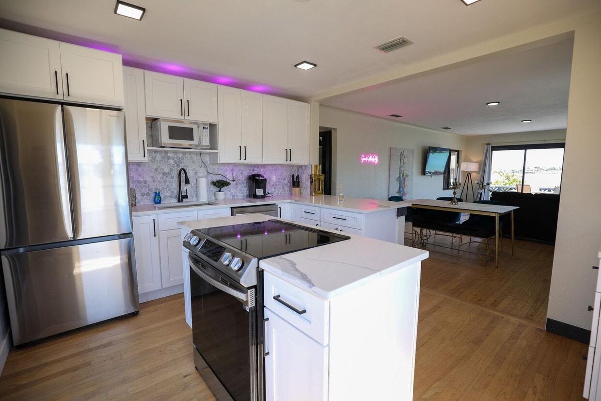 Fully Furnished Luxury Waterfront Unit w/i... - Fully Furnished Luxury Waterfront Unit w/i...