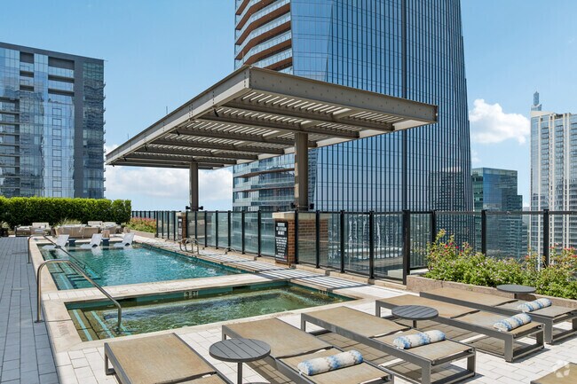 Piscina en la azotea con jacuzzi y tumbonas. - Gables Republic Square