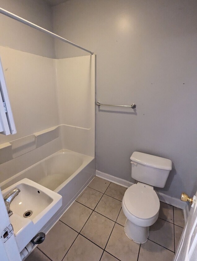 37 E Baltimore St Unit 37 Apt A, Hagerstown, MD 21740 Room for Rent