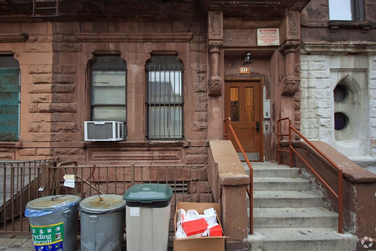 Building Photo - 221 W 115th St