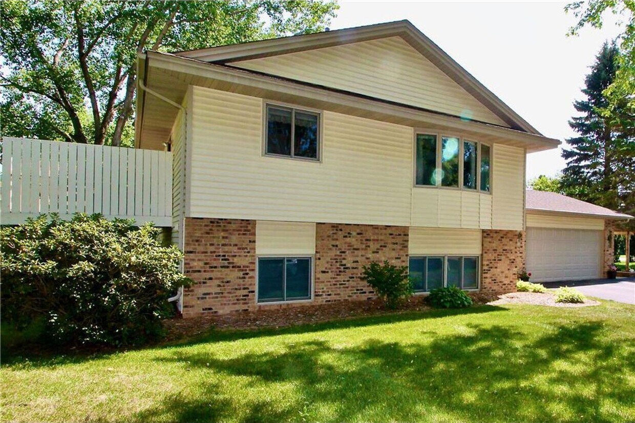 4 br, 2 bath House 32xx Everest Lane N House Rental in Plymouth, MN