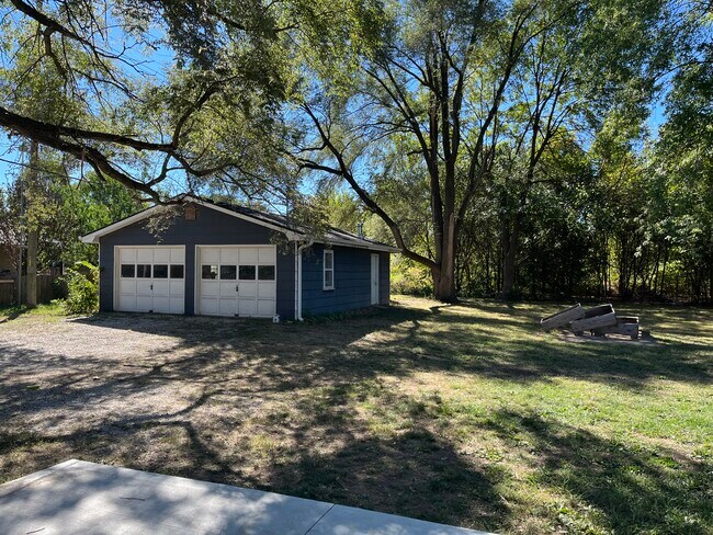 Building Photo - 830 W Oneal Rd