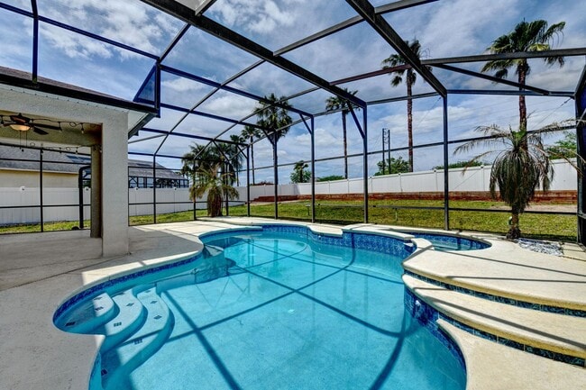 Foto del edificio - Perfect 4BR two story home with a Pool & Near Disney