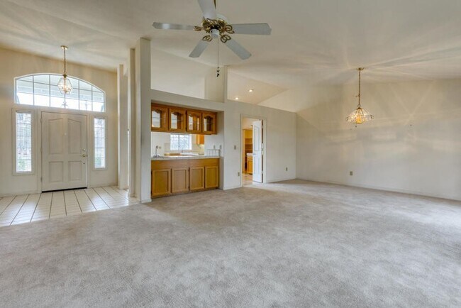 Foto del edificio - SPACIOUS 3 BED 2.5 BATH HOUSE WITH 3 CAR GARAGE