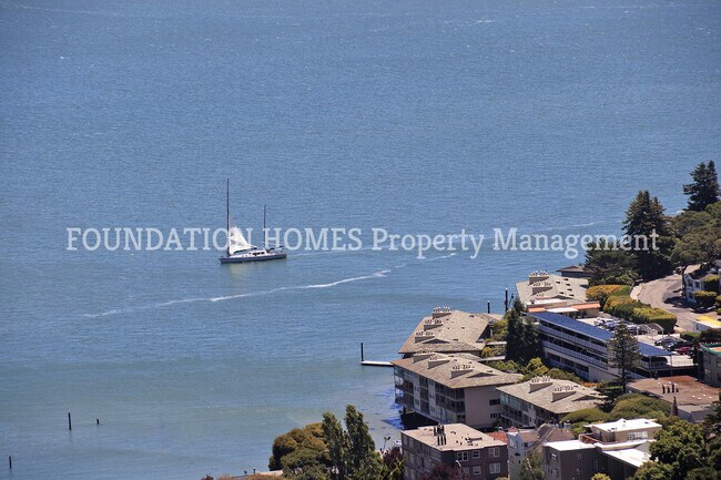 Building Photo - Spectacular home with sweeping views - FOU...
