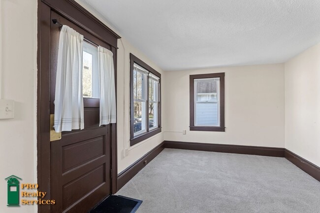 Building Photo - 3 Bedroom Home in Saint Paul