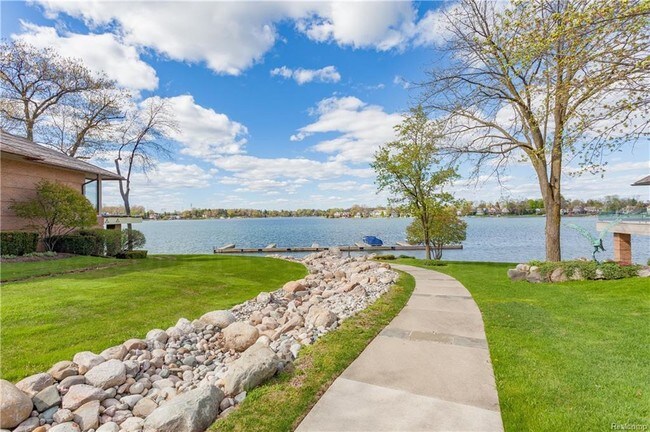Building Photo - 3349 S Shore Cir
