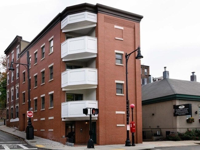 Building Photo - 2 br, 1 bath  - 560 Commercial St
