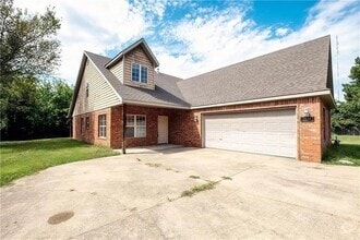 Building Photo - 1834 W Creekmore Dr