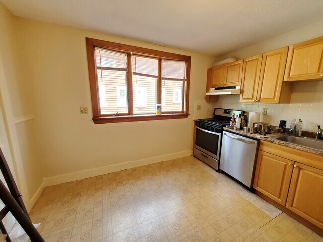Building Photo - 23 Thorndike St