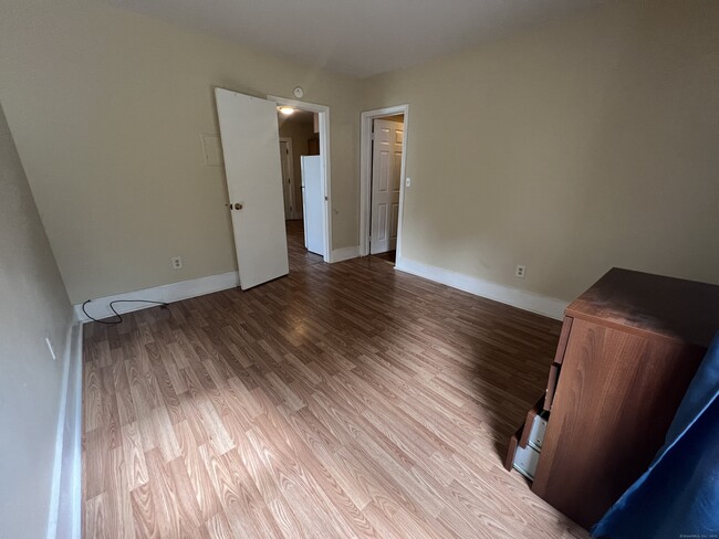Building Photo - 156 Oak Ave