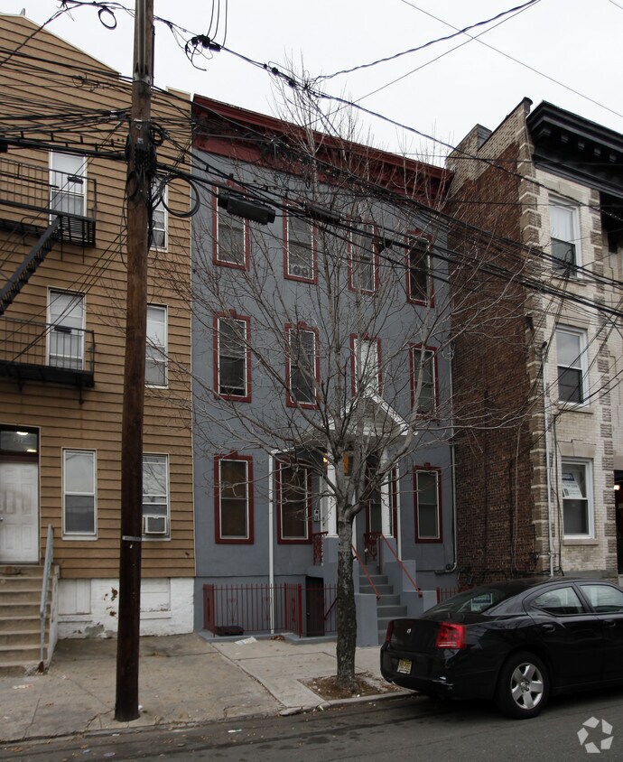 Primary Photo - 209 Webster Ave