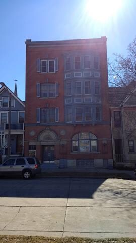 Primary Photo - 815 E Knapp St