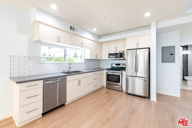 Foto del edificio - 758 1/2 N Ridgewood Pl