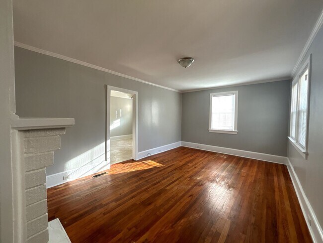 Foto del edificio - Move-In Ready Home with Spacious Backyard & Prime Location