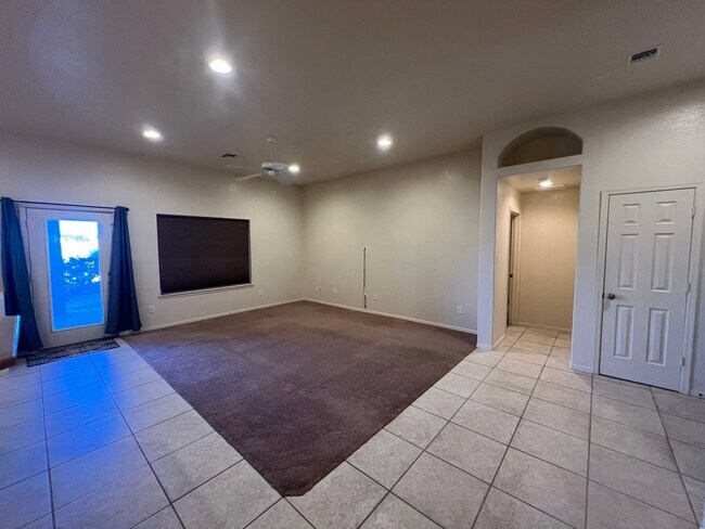 Building Photo - 4 BED POOL HOME!