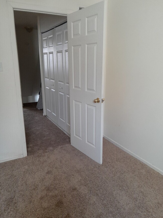 Dormitorio principal abierto al pasillo. - 1624 Valley Dr