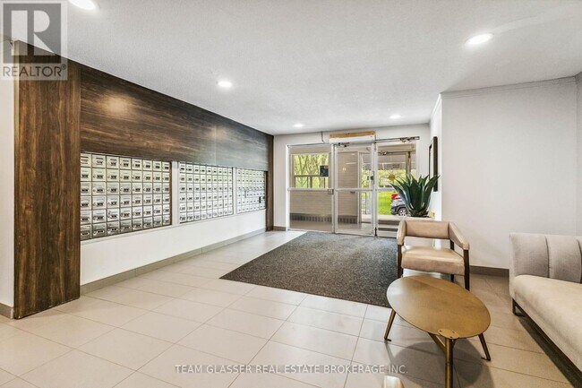 Photo du bâtiment - 1580 Adelaide St