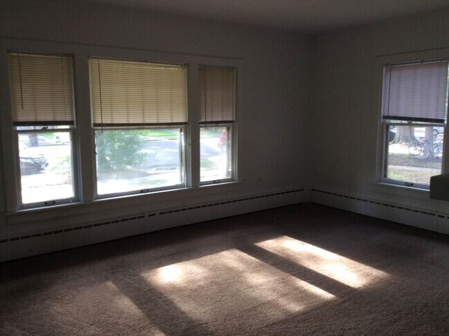 Foto del edificio - 5 Bed, 2 Bath Home NEAR CSU!